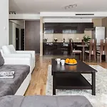 肖邦普拉蒂姆塔沃公寓 公寓 华沙